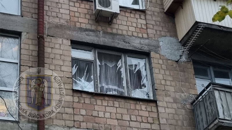 Ворог атакував Київ: постраждали люди, у низці районів спалахнули пожежі через падіння уламків дронів