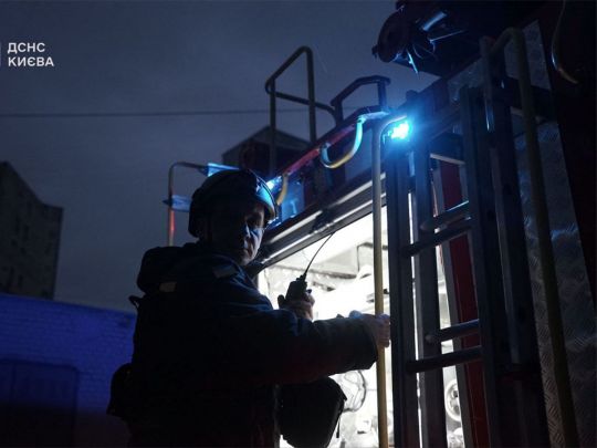 Ворог атакував Київ: постраждали люди, у низці районів спалахнули пожежі через падіння уламків дронів
