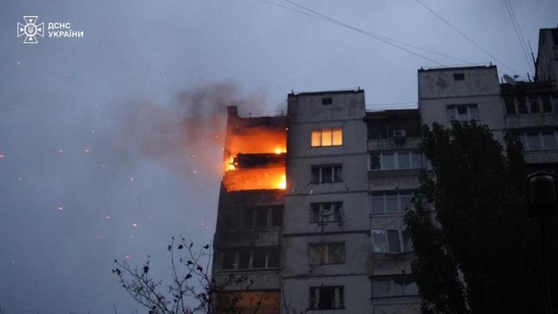 Ворог атакував Київ: постраждали люди, у низці районів спалахнули пожежі через падіння уламків дронів