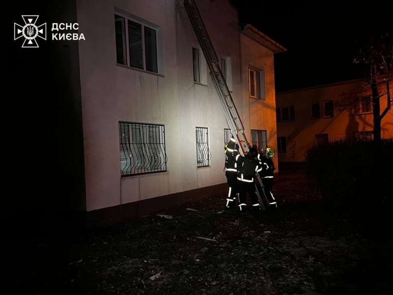 Ворожий безпілотник пошкодив будівлю поліклініки та кілька багатоповерхівок у Києві (фото)