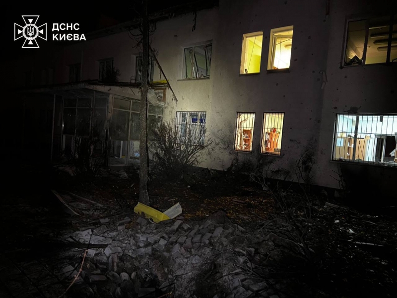 Ворожий безпілотник пошкодив будівлю поліклініки та кілька багатоповерхівок у Києві (фото)