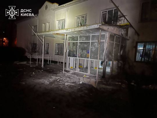 Ворожий безпілотник пошкодив будівлю поліклініки та кілька багатоповерхівок у Києві (фото)