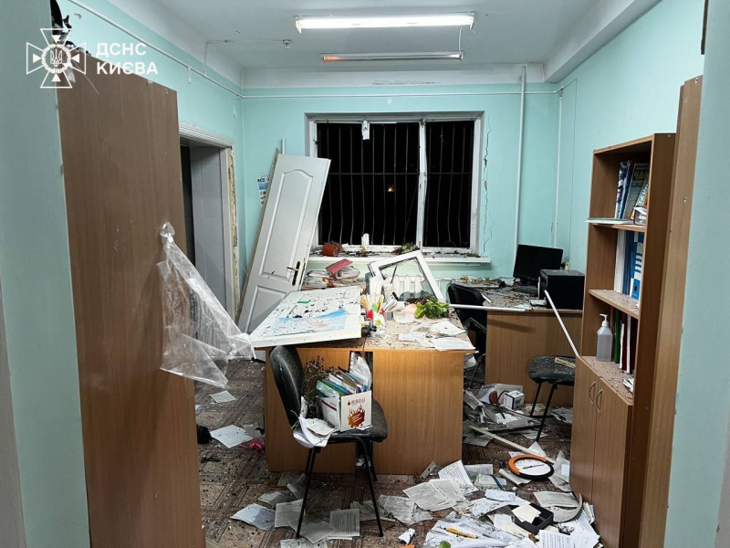 Ворожий безпілотник пошкодив будівлю поліклініки та кілька багатоповерхівок у Києві (фото)