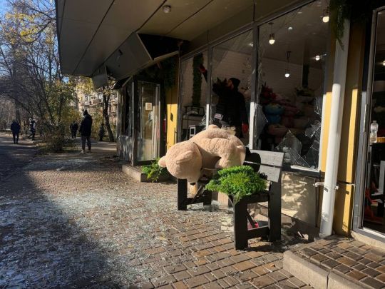 Зруйновані будинки, розбиті автомобілі: рятувальники показали наслідки обстрілу центру Одеси (фото, відео)