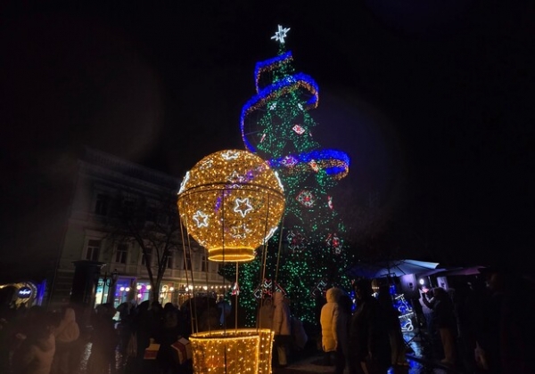 В Одессе открыли главную елку города: фотоотчет