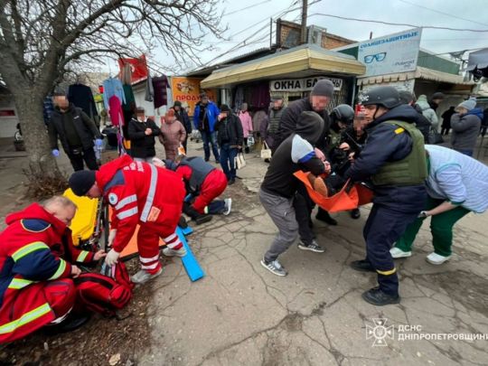 Армія рф посеред дня обстріляла центральний ринок Нікополя: є важкопоранені