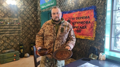 Чарки з гільз, автомати над барною стійкою, уламки «шахеда» в інтер’єрі: ветерани відкрили перше у Києві кафе для військових