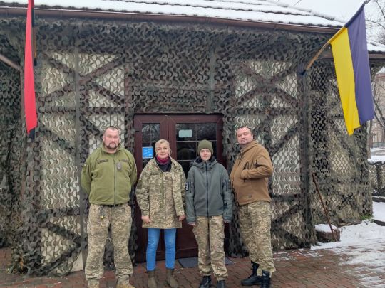 Чарки з гільз, автомати над барною стійкою, уламки «шахеда» в інтер’єрі: ветерани відкрили перше у Києві кафе для військових