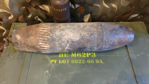 Чарки з гільз, автомати над барною стійкою, уламки «шахеда» в інтер’єрі: ветерани відкрили перше у Києві кафе для військових