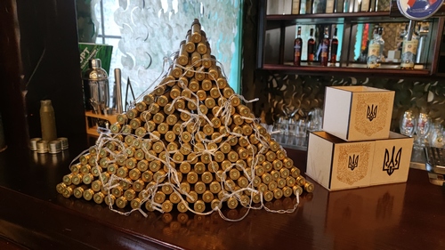 Чарки з гільз, автомати над барною стійкою, уламки «шахеда» в інтер’єрі: ветерани відкрили перше у Києві кафе для військових