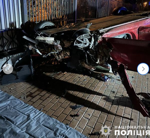 Машина перекинулась на дах: п’яна водійка на «Теслі» вчинила смертельну ДТП, загинули двоє людей