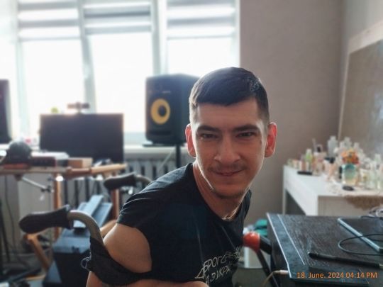 Працює за комп’ютером лише підборіддям за допомогою губів, носа й олівця в зубах: паралізований репер з Полтавщини став волонтером ЗСУ