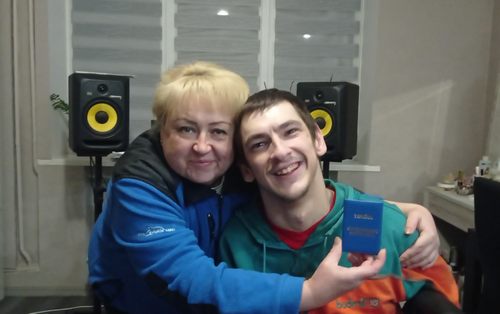 Працює за комп’ютером лише підборіддям за допомогою губів, носа й олівця в зубах: паралізований репер з Полтавщини став волонтером ЗСУ