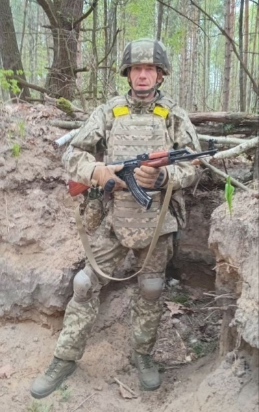 Працює за комп’ютером лише підборіддям за допомогою губів, носа й олівця в зубах: паралізований репер з Полтавщини став волонтером ЗСУ