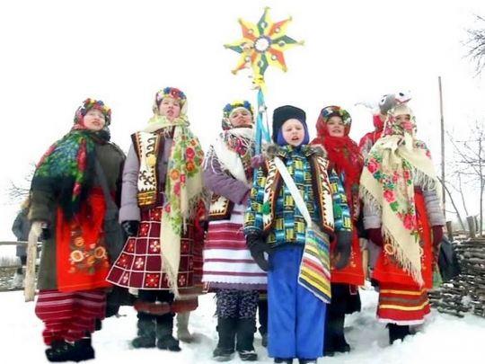 Різдво 2024: як в Україні колядують, дотримуються прикмет і які солодощі подають на святковий стіл