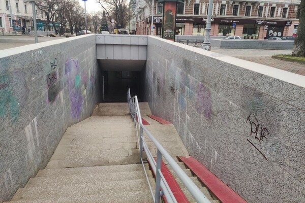 В Одессе вандалы разрисовали переход на Дерибасовский