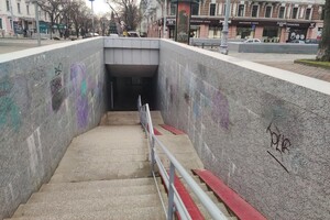 В Одессе вандалы разрисовали переход на Дерибасовский