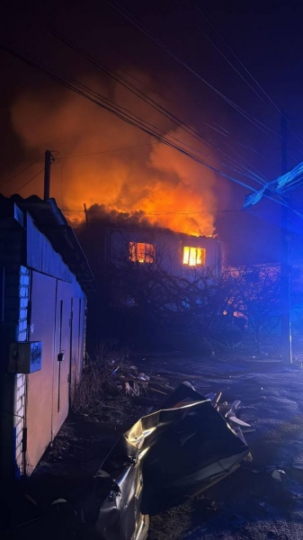 Багатоповерхівка під Києвом частково зруйнована внаслідок атаки російських безпілотників, є жертви (фото, відео)