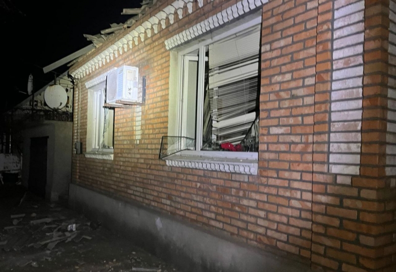 Десятки житлових будинків пошкоджено внаслідок нічного удару росіян по Нікополю, є жертви (фото)