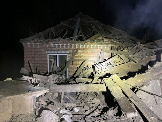 Десятки житлових будинків пошкоджено внаслідок нічного удару росіян по Нікополю, є жертви (фото)