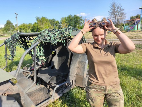 «Дуже важко бачити тіла маленьких діточок»: подружжя з Кривого Рогу рятує живих та вивозять загиблих з фронту