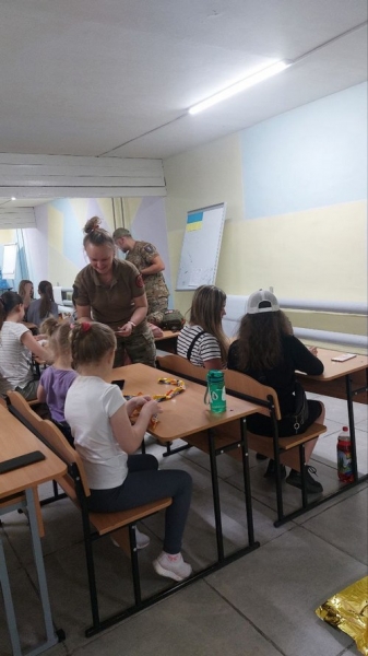 «Дуже важко бачити тіла маленьких діточок»: подружжя з Кривого Рогу рятує живих та вивозять загиблих з фронту