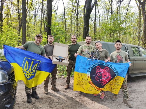 «Дуже важко бачити тіла маленьких діточок»: подружжя з Кривого Рогу рятує живих та вивозять загиблих з фронту