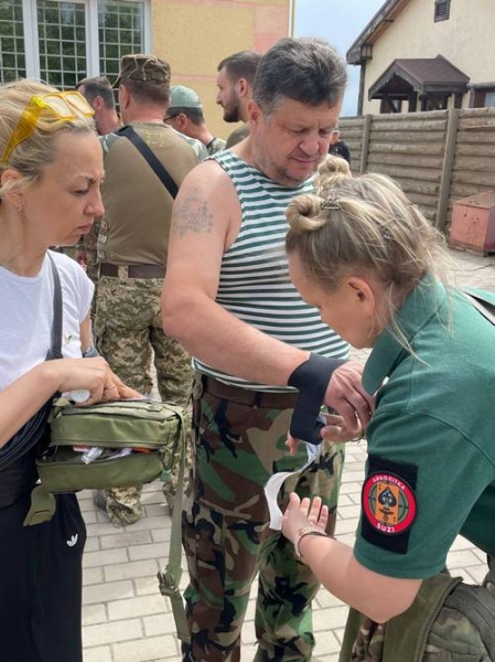«Дуже важко бачити тіла маленьких діточок»: подружжя з Кривого Рогу рятує живих та вивозять загиблих з фронту