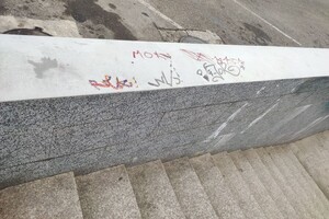 В Одессе вандалы разрисовали переход на Дерибасовский