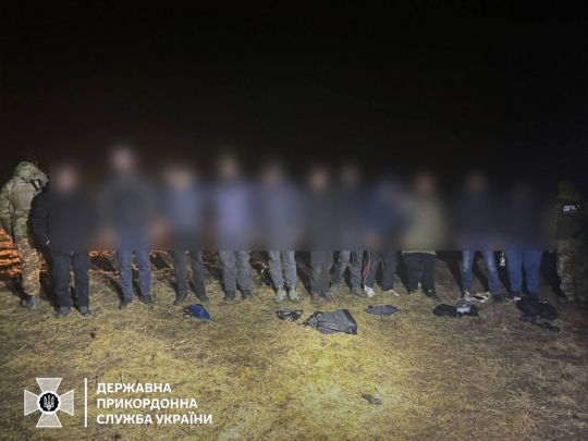 Хотіли втекти в Молдову разом з водієм: в Одеській області затримали бус з 11 чоловіками