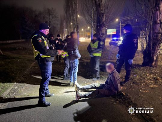 Неадекват вчинив стрілянину на зупинці у Черкасах: є поранені (фото, відео)