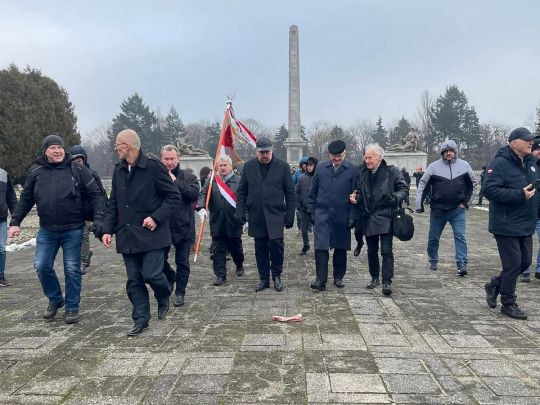 Пішли по кістках: під час покладання квітів до пам’ятника радянським солдатам у Варшаві стався інцидент (відео)