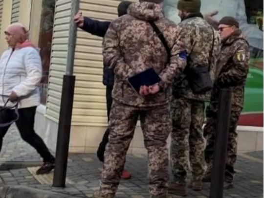 Працівників ТЦК зобов’яжуть показувати обличчя і представлятися, а затримувати мають тільки поліцейські: нардепи хочуть змінити законодавство