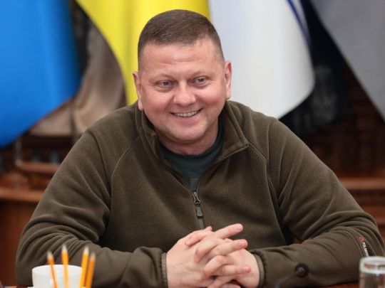 Руки справу пам’ятають: Залужний показав, як влучно стріляє з пістолета