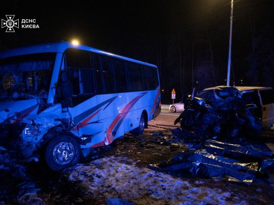 Смертельна ДТП за участю маршрутки у Києві: знадобилася допомога рятувальників (фото)