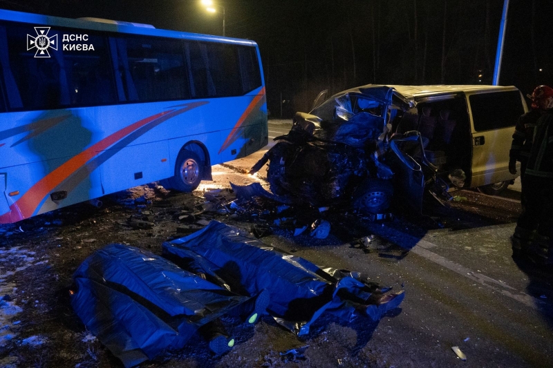 Смертельна ДТП за участю маршрутки у Києві: знадобилася допомога рятувальників (фото)