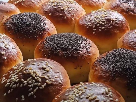 Солодка магія: чудовий рецепт ванільних булочок з маком та кунжутом