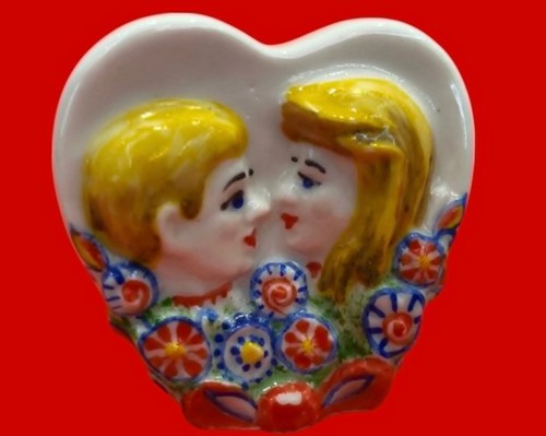 «Статуетка „Наречений та наречена“ відображає весільну моду 1980-х років», — колекціонерка Людмила Карпінська-Романюк
