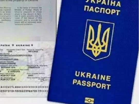 Українцям за кордоном відновлюють видачу паспортів: що відомо