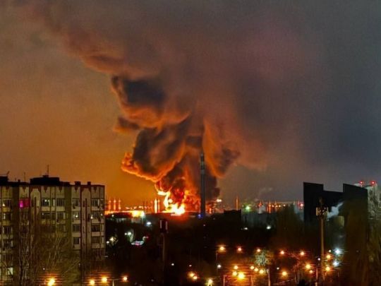 Українські безпілотники «навідалися» до російського Енгельса: горить нафтобаза (фото, відео)