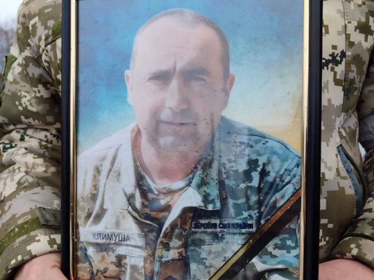 У найтрагічніший момент життя здійснив подвиг: на Чернігівщині поховали воїна, який після поранення майже місяць боровся за життя
