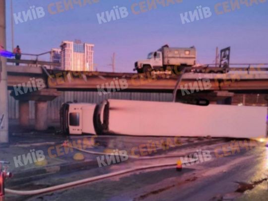 Занесло: фура злетіла з мостопроводу на Видубичах у Києві (фото, відео)
