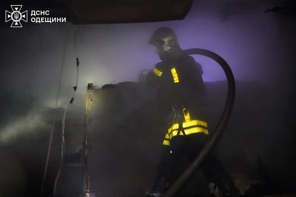 Ночной пожар на предприятии в Одессе: пламя тушили около 40 пожарных
