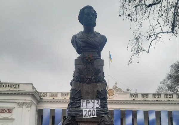 "Груз 200": на памятнике Пушкину в Одессе появилась надпись