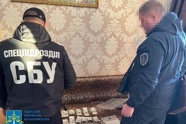 Правоохранитель из Одессы "помогал" мужчинам бежать за границу