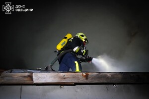 Ночной пожар на предприятии в Одессе: пламя тушили около 40 пожарных