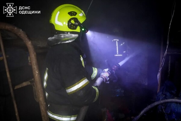 Ночной пожар на предприятии в Одессе: пламя тушили около 40 пожарных