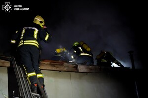 Ночной пожар на предприятии в Одессе: пламя тушили около 40 пожарных