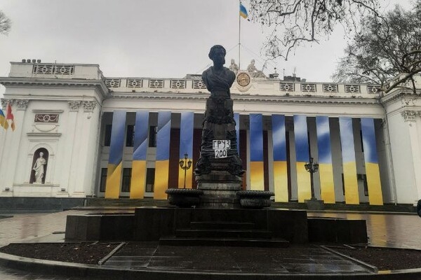 "Груз 200": на памятнике Пушкину в Одессе появилась надпись