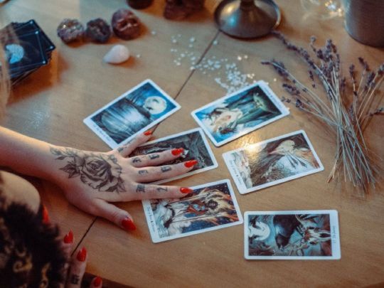 Близнюкам — «Сонце», Левам — «Вежа», а Терезам — «Смерть»: Таро-прогноз на 4 лютого